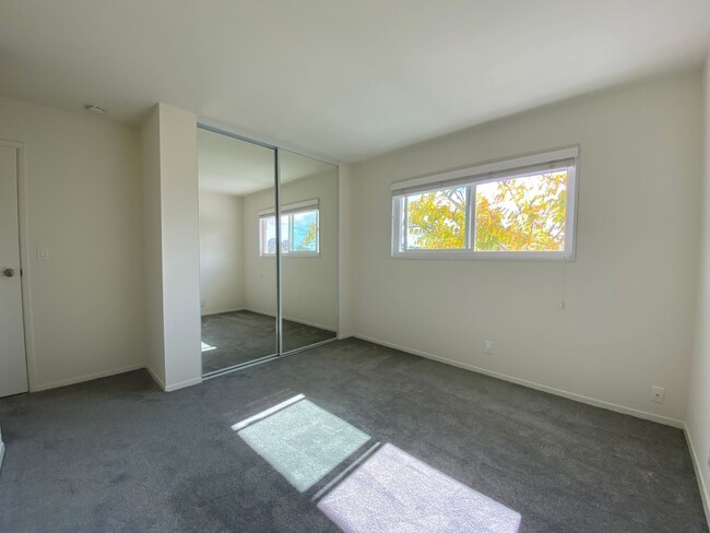 Building Photo - Modern Elegance in North Clairemont! Updat...