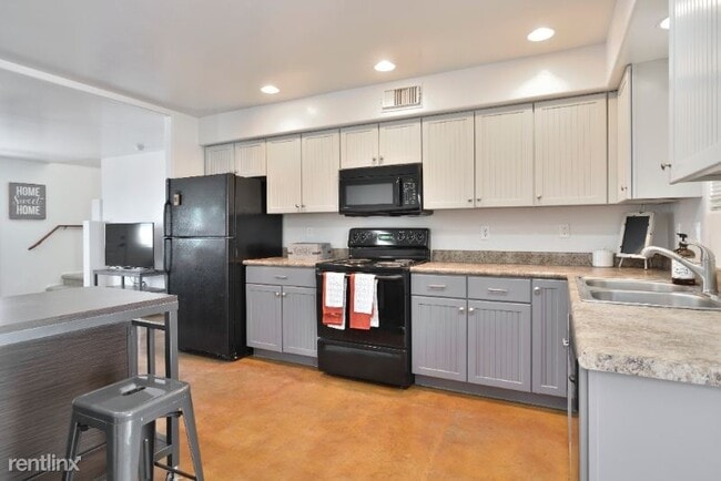 Building Photo - 5 br, 2 bath Townhome - 2326 N. 6th Ave