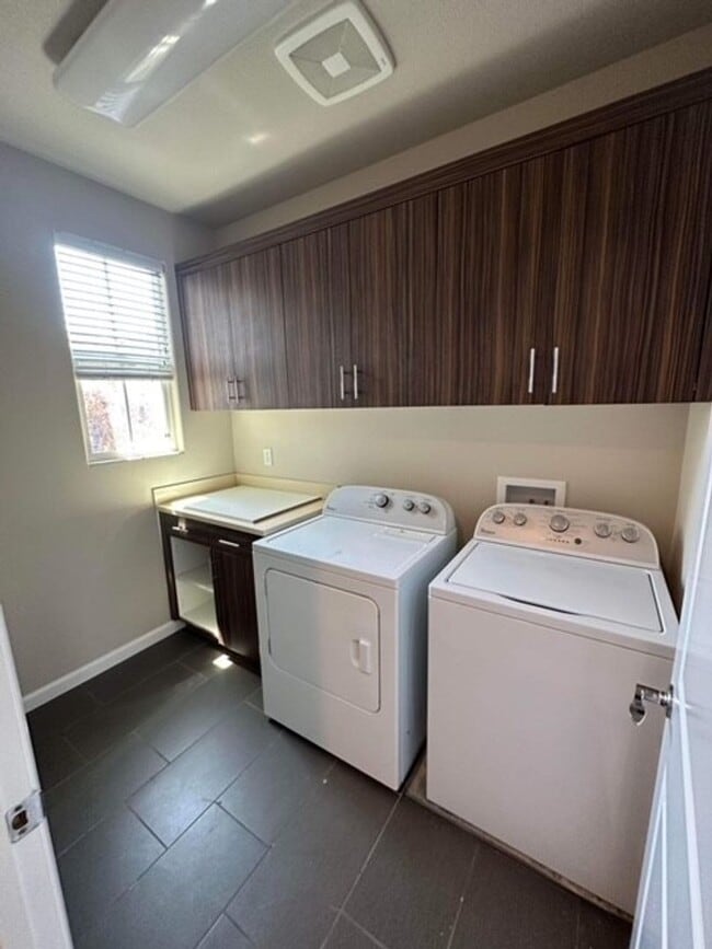 Building Photo - Newer 4 bedroom 3 bath home available