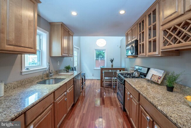 Building Photo - 2025 Parrish St