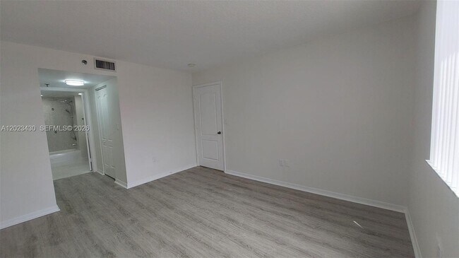 Building Photo - 2642 Collins Ave
