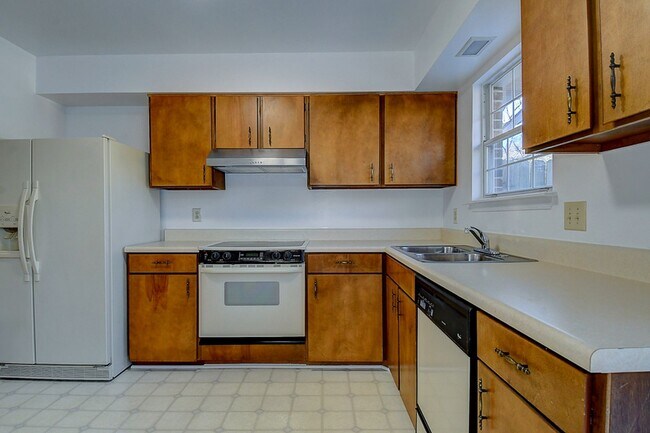 Building Photo - TOWNHOME FOR RENT - HAMPTON!