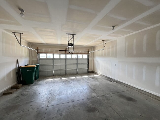 Building Photo - Huge home in Spring Hill!