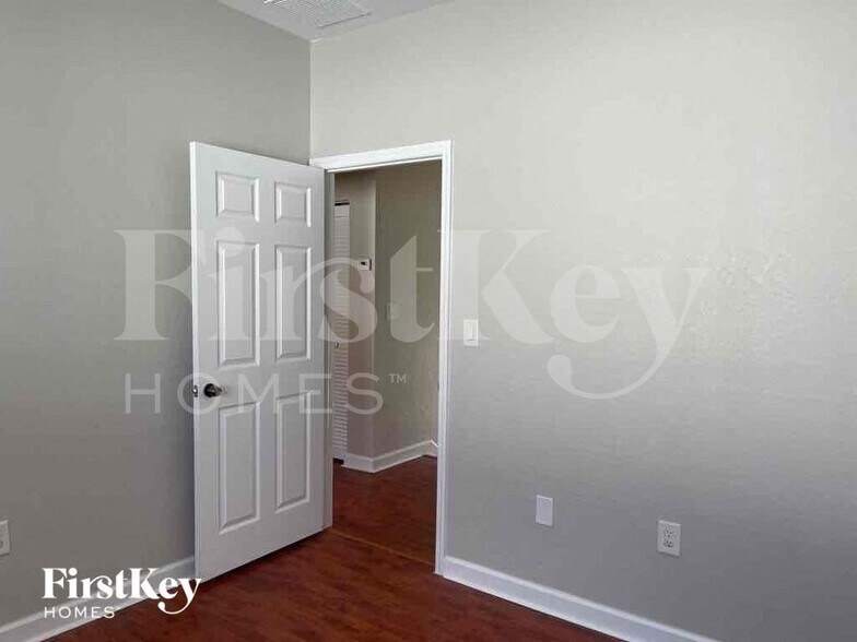 Building Photo - 3143 NE 4th St