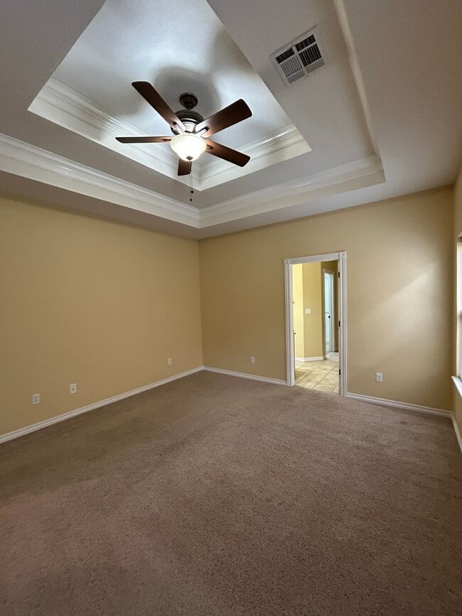 Building Photo - 4 bedroom, 2 bathroom NOW Available!
