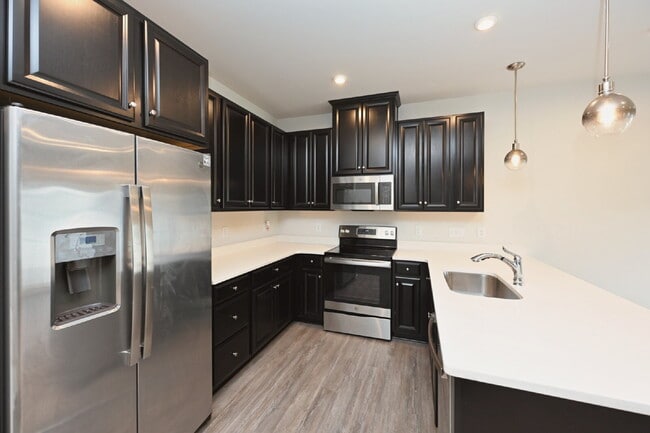 Building Photo - Luxury Townhome in a Prime Goodlettsville Location just Minutes to Nashville!