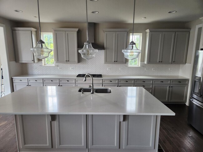 Building Photo - 559 Town Run Ln