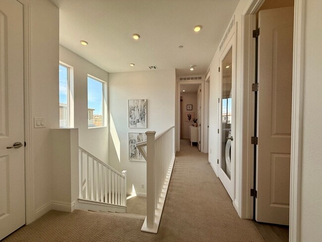 Building Photo - FULLY FURNISHED 3 BED 2.5 BATH 2 CAR GARAG...
