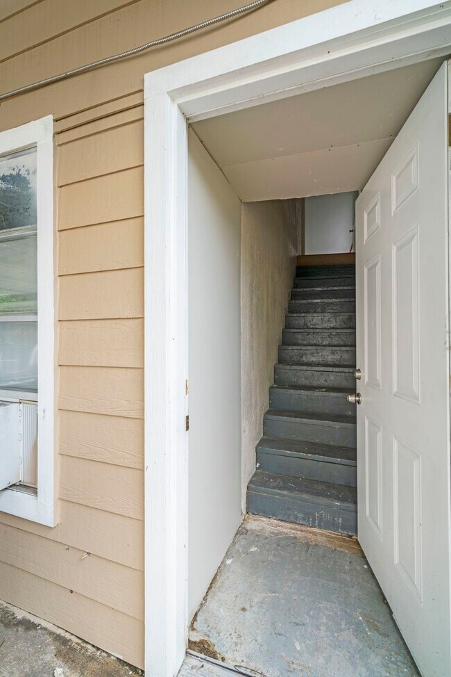 Building Photo - 303 Linwood St