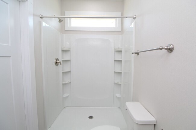 Building Photo - Spacious 3BR/2BA Home with Move-In Special...