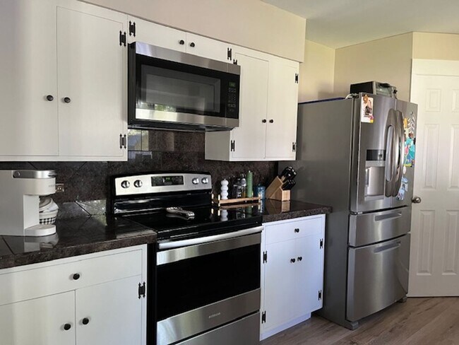 Building Photo - ? **Charming Single-Level Home Just Minute...