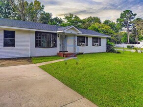 Building Photo - Move in before November 15th and choose yo...