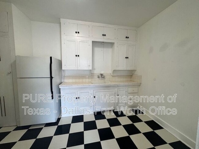 Building Photo - 3762 W 7th St