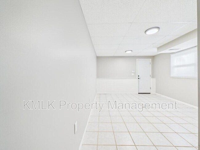 Building Photo - 874 Pleasant St