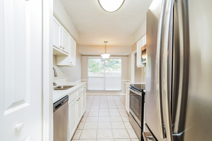 Building Photo - 2677 Aberdeen Ct