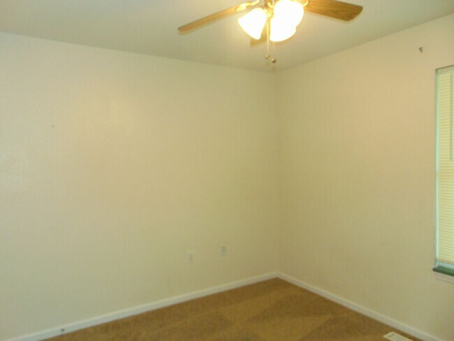 Building Photo - 1709 N Lakewood Dr