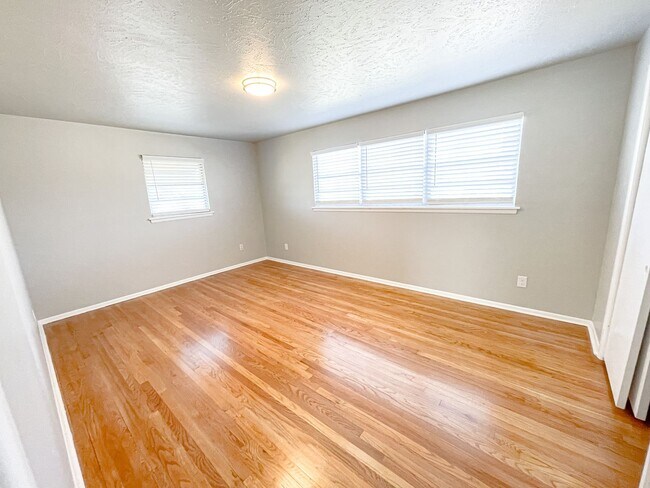 Building Photo - 3 Bed/1.5 Bath/2 car garage home in Midwest City.