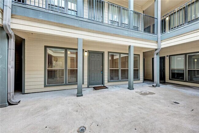 Building Photo - IMMEDIATE MOVE IN - 2 bed 2 bath