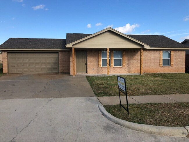 Building Photo - Full Brick 3 bed 2 bath 2 car Garage with fenced back yard! All new paint, Flooring, appliances!!
