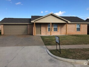 Building Photo - Full Brick 3 bed 2 bath 2 car Garage with ...