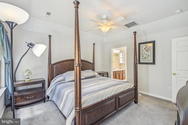 Building Photo - 102 Hunter's Way