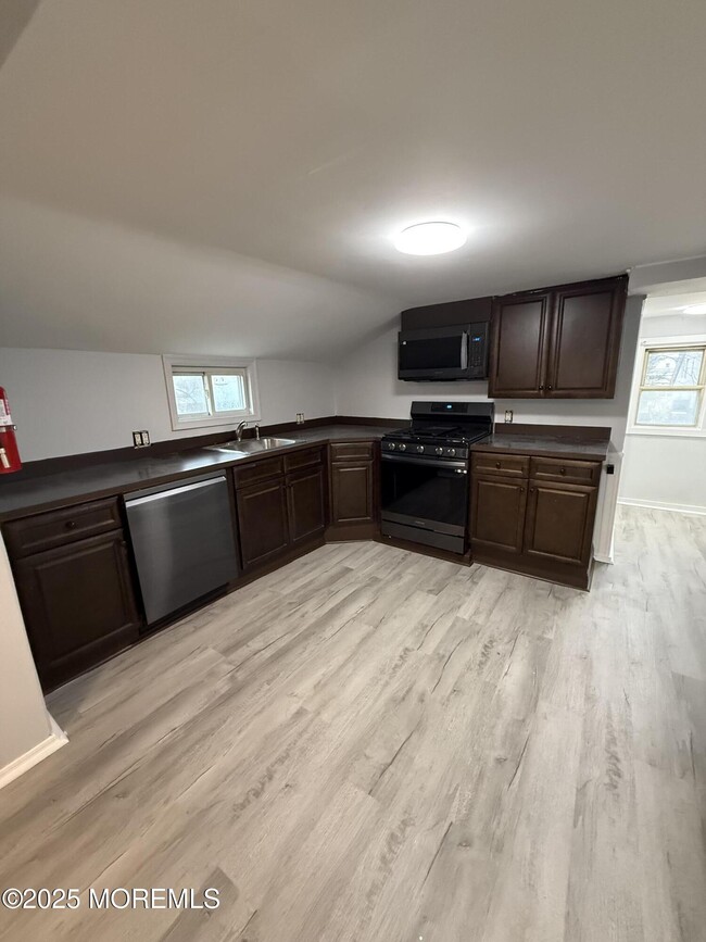 Building Photo - 79 Pine View Ave