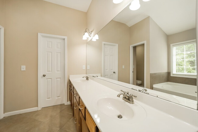 Building Photo - 529 Crestmont Ln