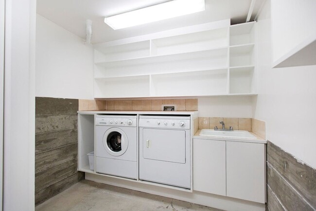 Building Photo - Sunny Apartment in Elmwood Neighborhood