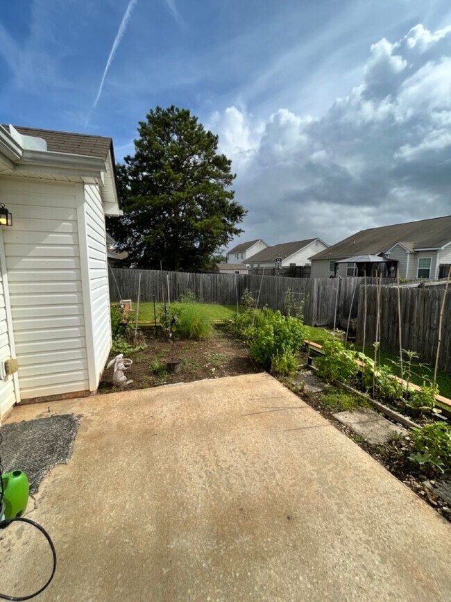 Building Photo - 110 Faybrook Dr