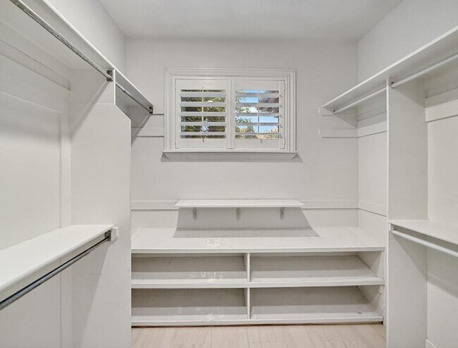 Building Photo - 1615 E Lakeview Way