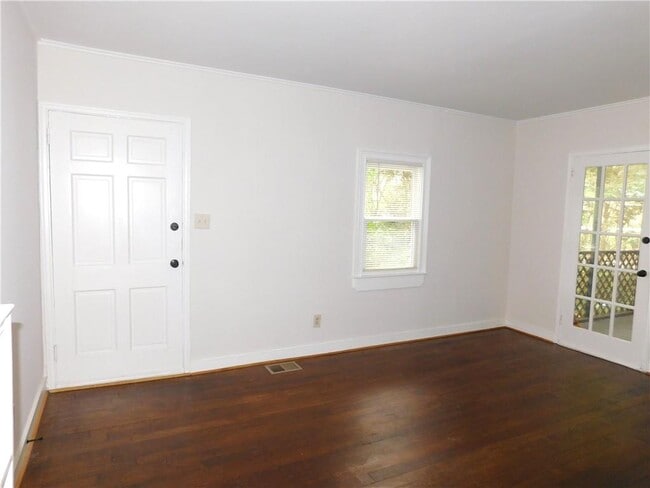 Building Photo - 219 Parkview Dr SE