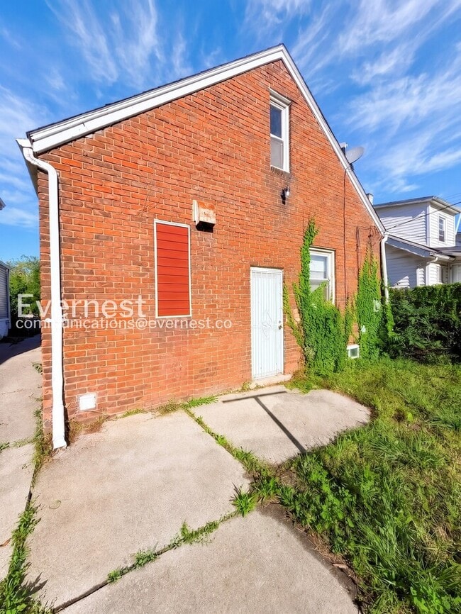 Building Photo - 3 Bed/1 Bath Home with Off-Street Parking / Pet-Friendly / Vouchers Accepted / Available Now!