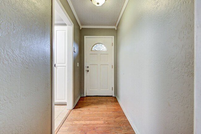 Building Photo - Updated Edmond Home with Newer Flooring