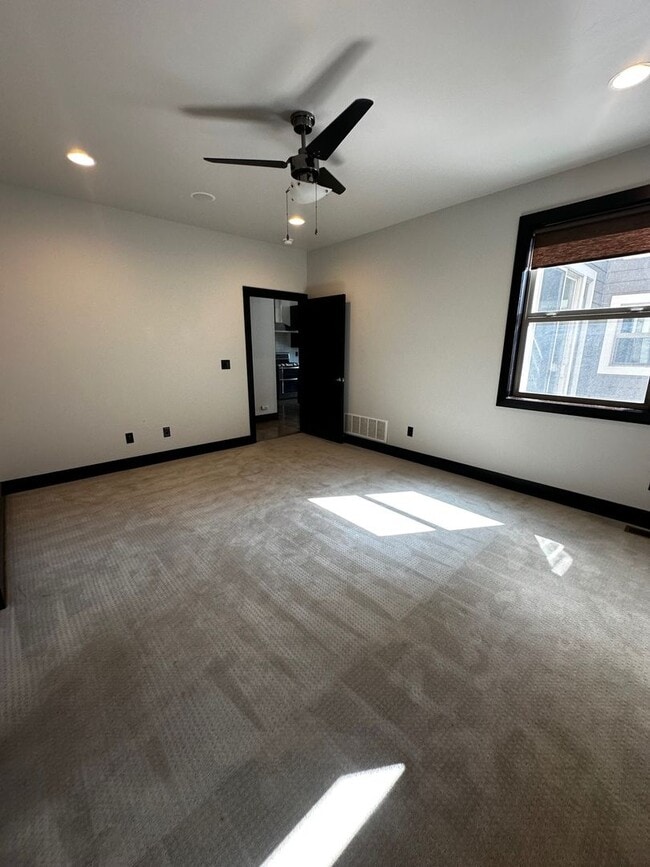 Building Photo - Gorgeous modern 5 bedroom - Minutes from MSU!