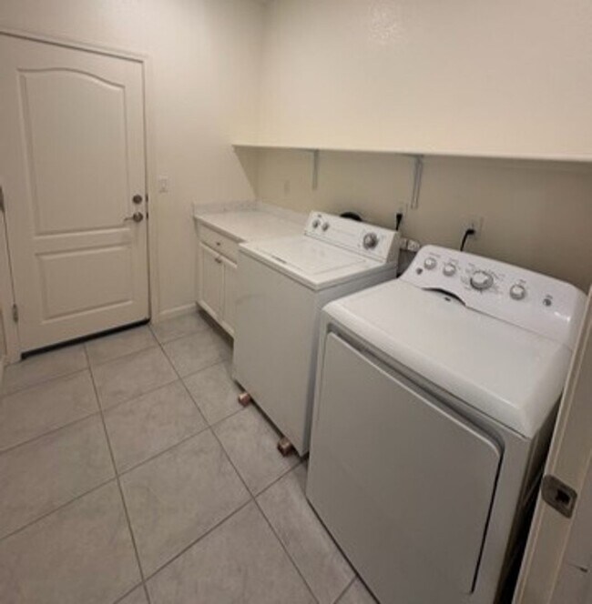 Building Photo - Gorgeous Four Bedroom Home 