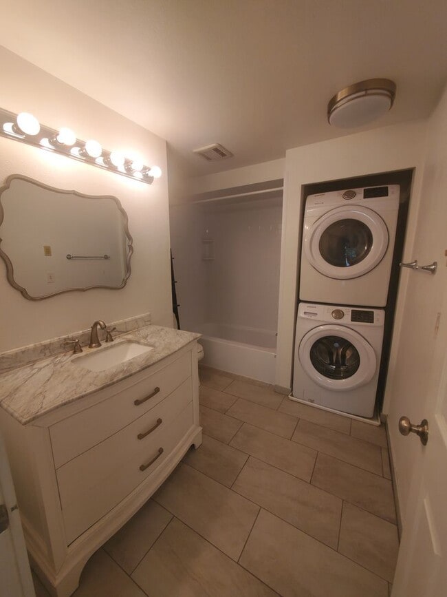 Building Photo - Your Peaceful Retreat in the Heart of Conv...