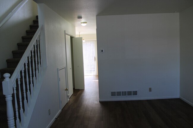 Building Photo - Charming 2 Bedroom Townhome in Loveland