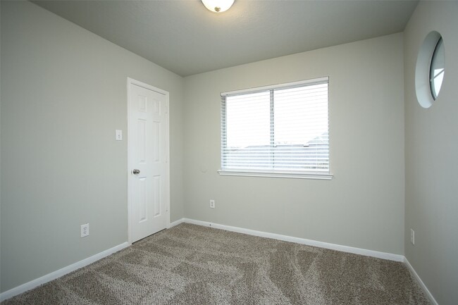 Building Photo - 527 Richcrest Dr