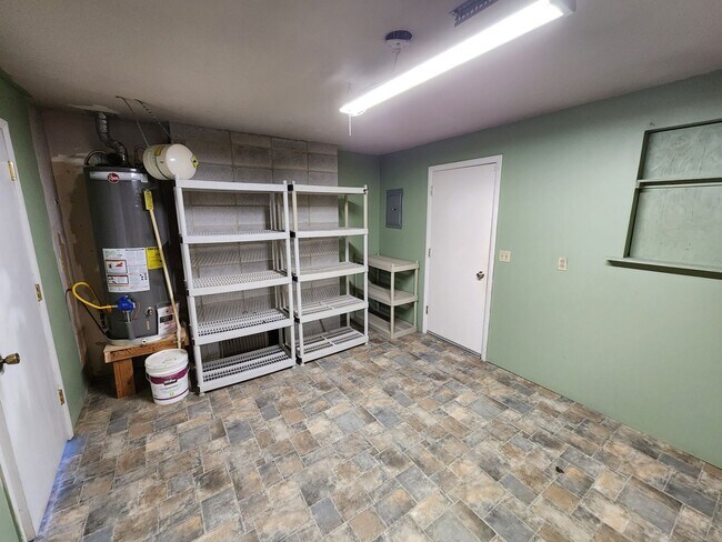 Building Photo - Large 3 bedroom home!