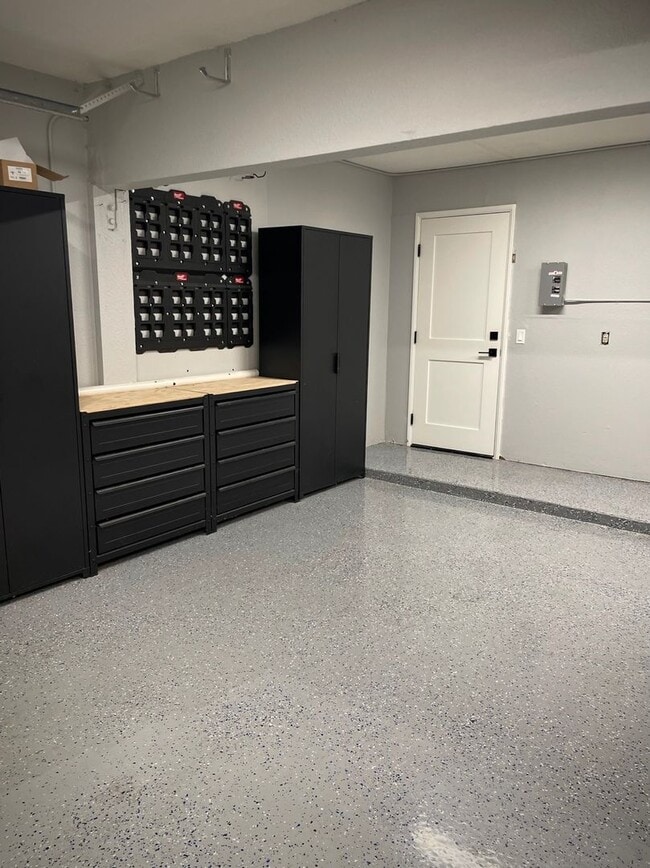 Building Photo - Nicely upgraded Townhome is East Simi