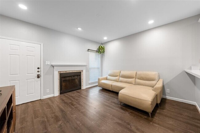 Building Photo - 2414 Longview St