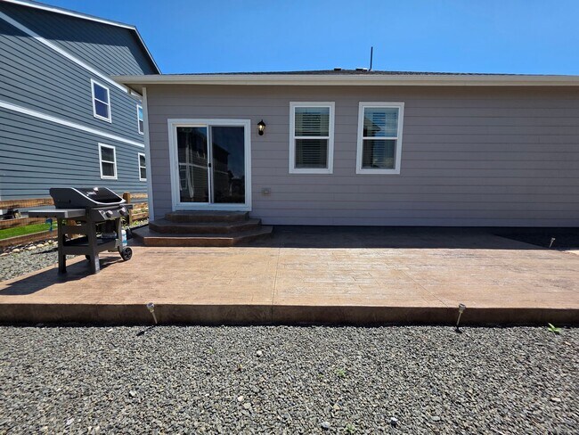 Building Photo - Beautiful Newer Build 3 Bedroom Home in Be...