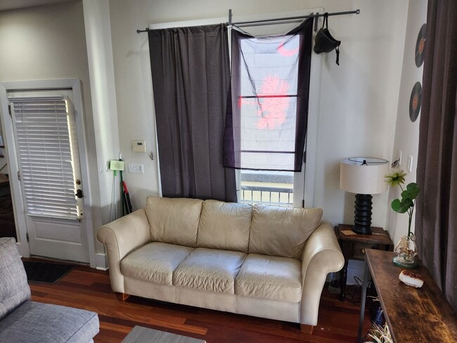 Building Photo - Downtown Rental