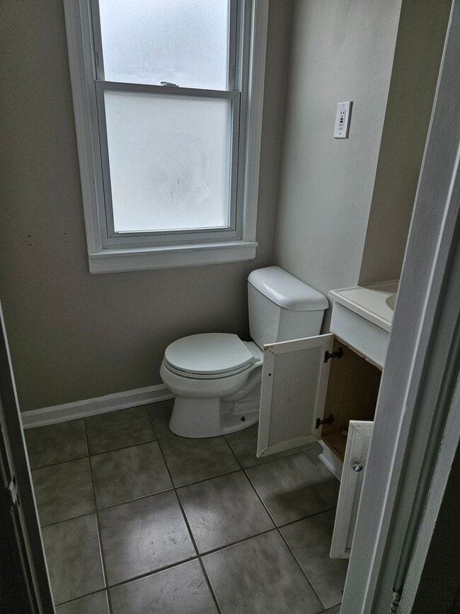 Building Photo - This spacious front porch Colonial is wait...