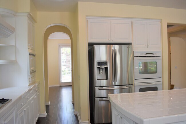 Building Photo - Beautiful 5 bedroom, 5 bath home in Desira...