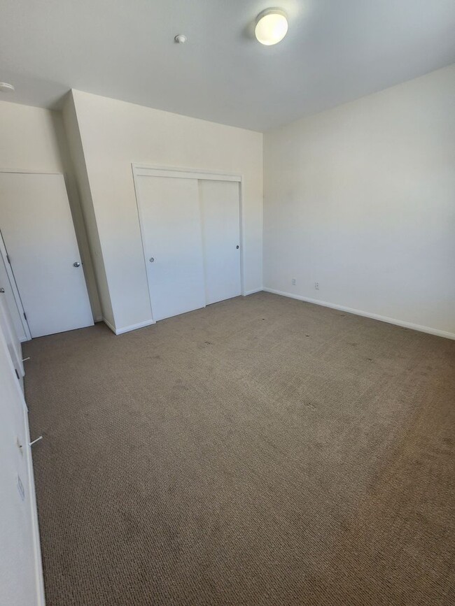 Building Photo - Comfortable One Bed, One Bath Apartment- W...