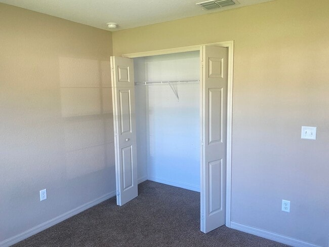 Building Photo - Maintenance-Free 4 Bedroom Rental!