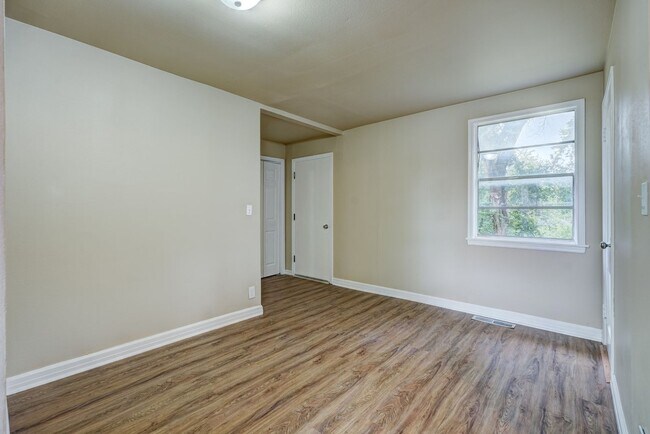 Building Photo - Live Big in OKC | 4 Beds, Fenced Yard & Gu...