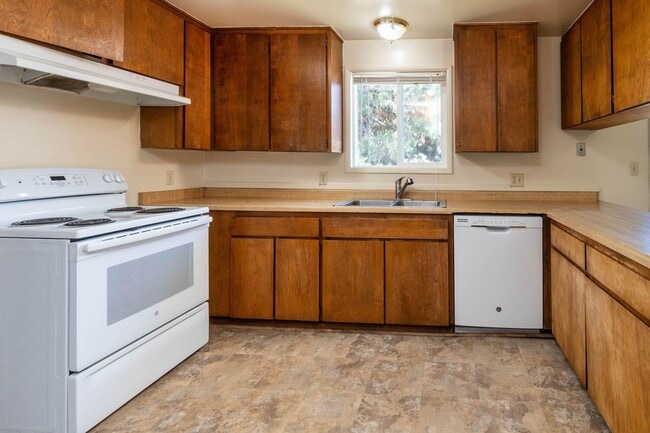 Building Photo - 2640 NE Harvey Ln