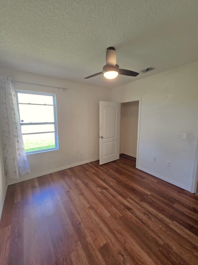 Building Photo - 837 Cuyahoga Dr